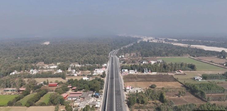 यह एक्सप्रेस-वे बागपत, शामली और सहारनपुर जैसे यूपी के जिलों से गुजरता है