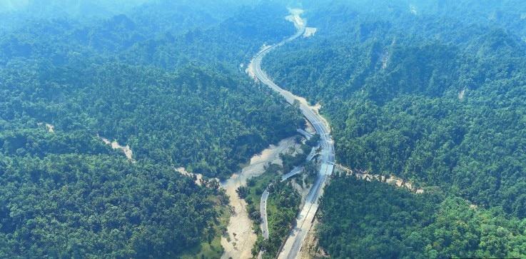 यह एक्सप्रेस-वे राजाजी टाइगर रिजर्व और शिवालिक क्षेत्र से होकर गुजरता है