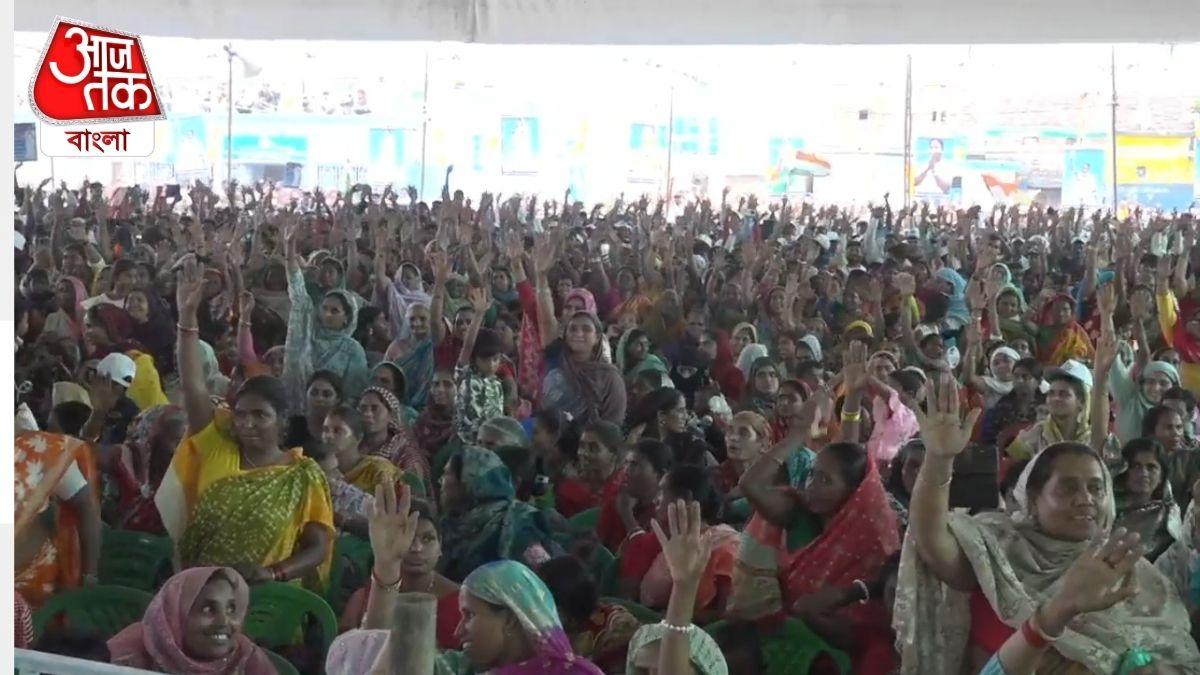 বহু মানুষের হাত উঠতেই তিনি রীতিমতো চমকে ওঠেন। 