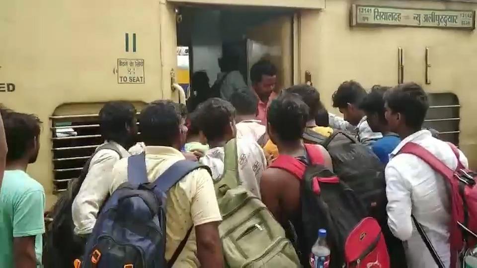 ট্রেনে ভিড় বাড়ি ফেরার তাগিদে