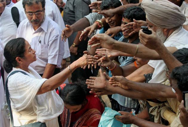 2011 का चुनाव जीतने के बाद आम लोगों से मिलतीं ममता बनर्जी