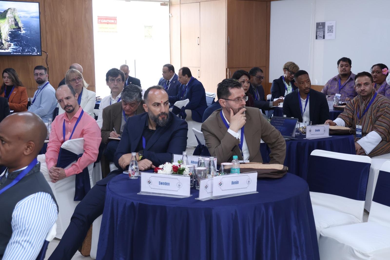 चुनाव आयोग के कार्यक्रम में विदेशी प्रतिनिधि