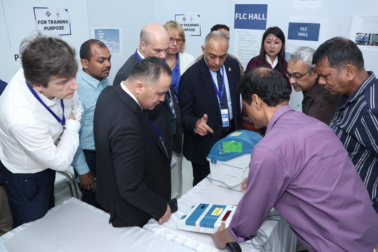 EVM और VVPAT की कार्यप्रणाली समझते विदेशी प्रतिनिधि