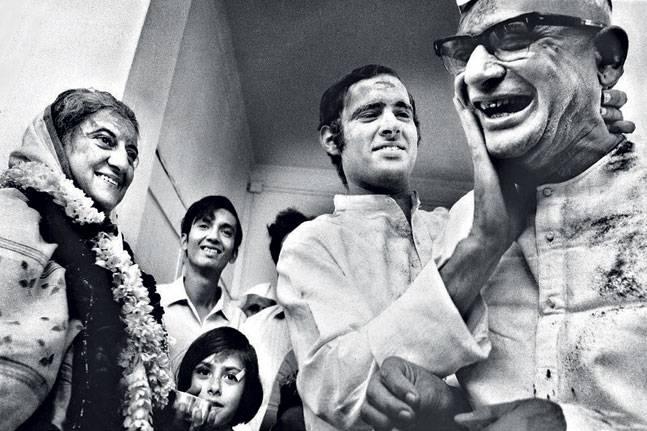 1978 में एक वरिष्ठ कांग्रेसी नेता के चेहरे पर गुलाल लगाते संजय गांधी, साथ में इंदिरा गांधी (फोटो: रघु राय)