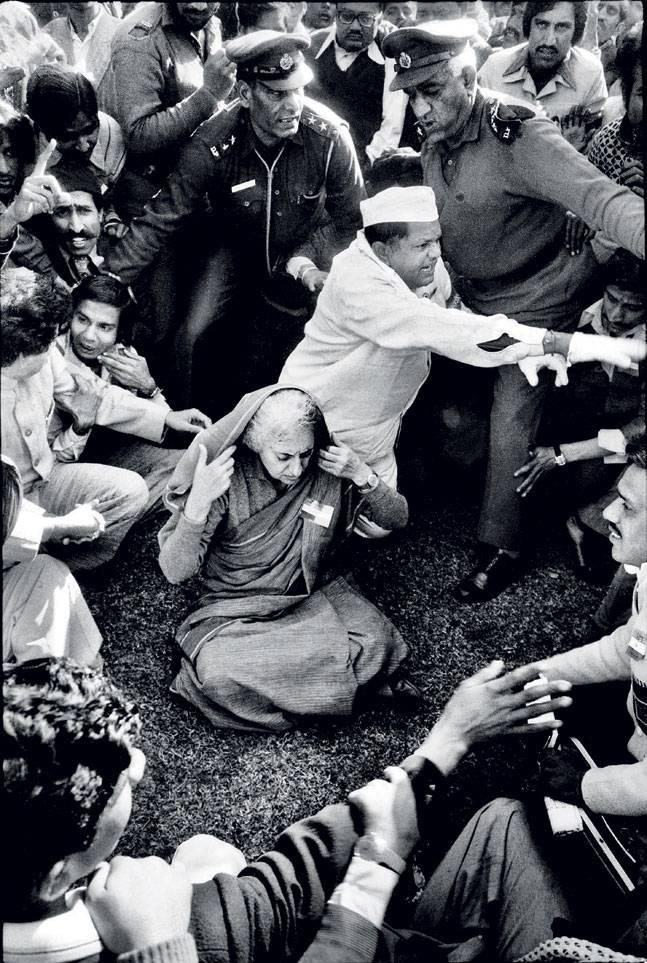 1977 का चुनाव हारने के बाद अपने घर के लॉन पर धरने देतीं इंदिरा गांधी (फोटो : रघु राय)