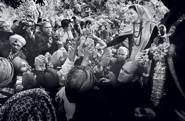 1980 के आम चुनाव में जनता पार्टी की हार के बाद विजयी इंदिरा गांधी (फोटो: रघु राय)