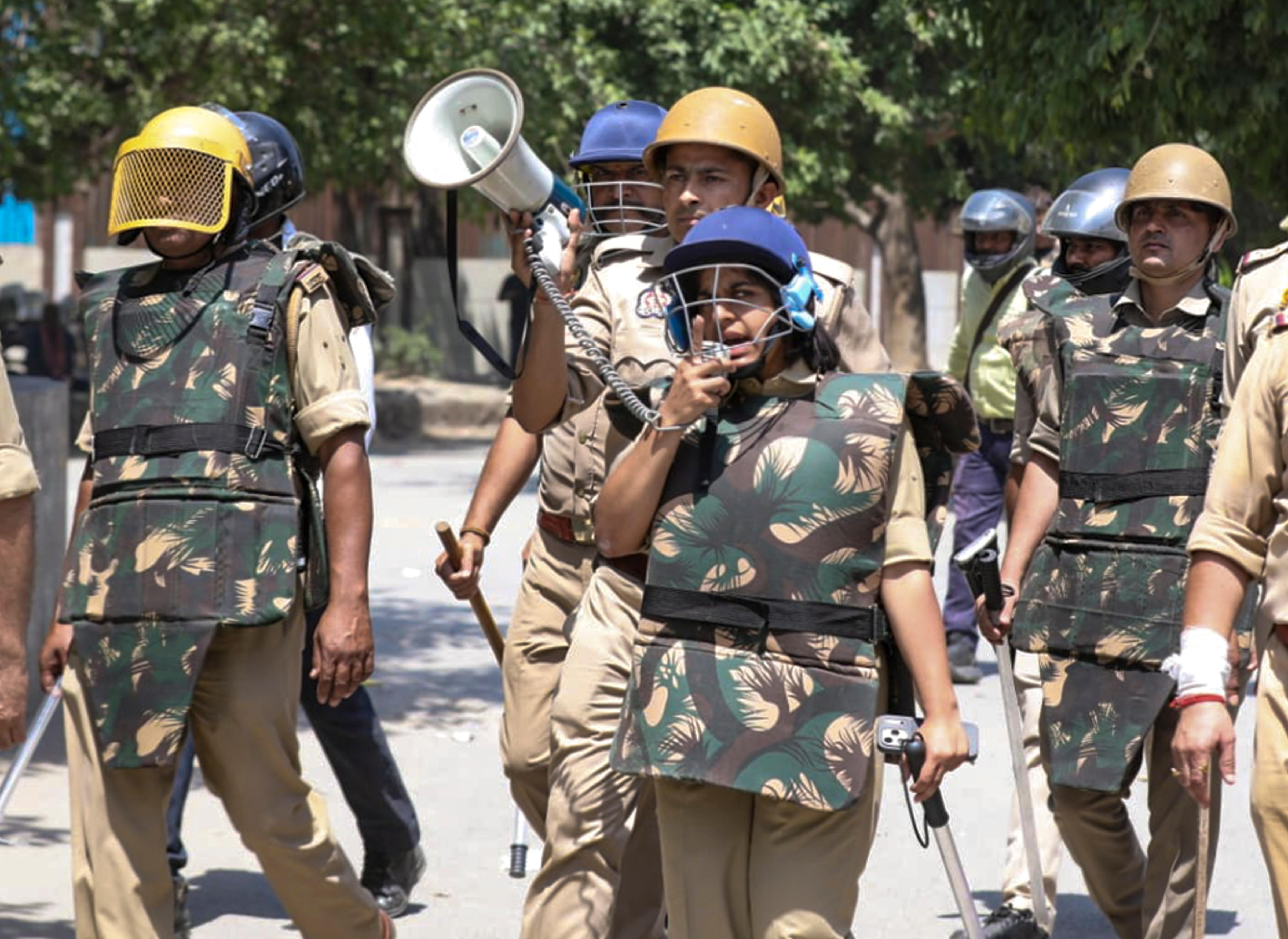 নয়ডার রাস্তায় নেমেছে পুলিশ