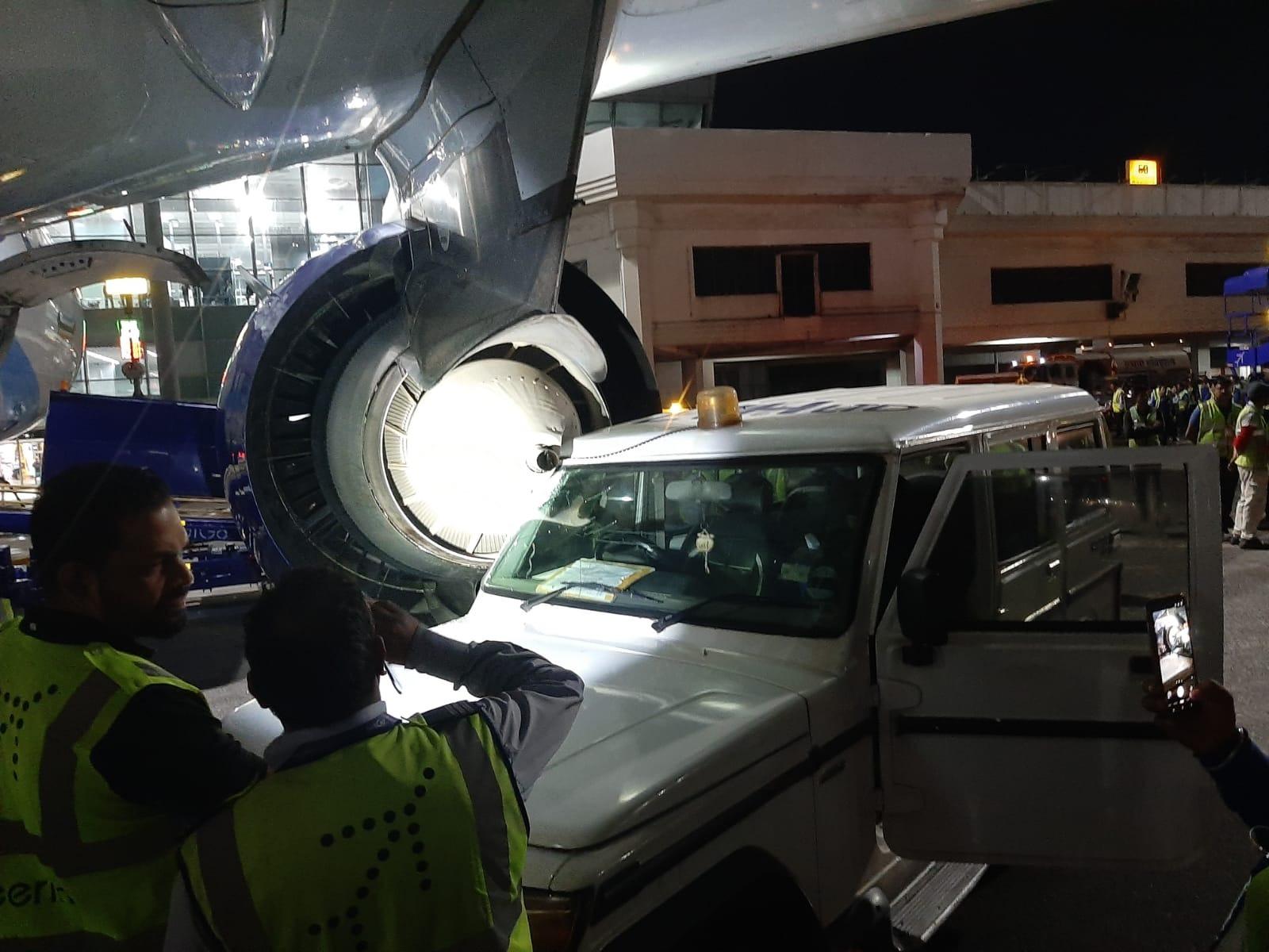 ইন্ডিগোর বিমানে ভ্যানের ধাক্কা