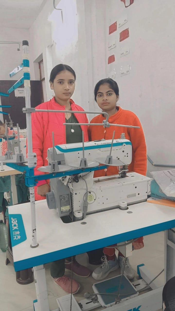 अपनी सहेली के साथ खड़ीं सोनम (दाएं)