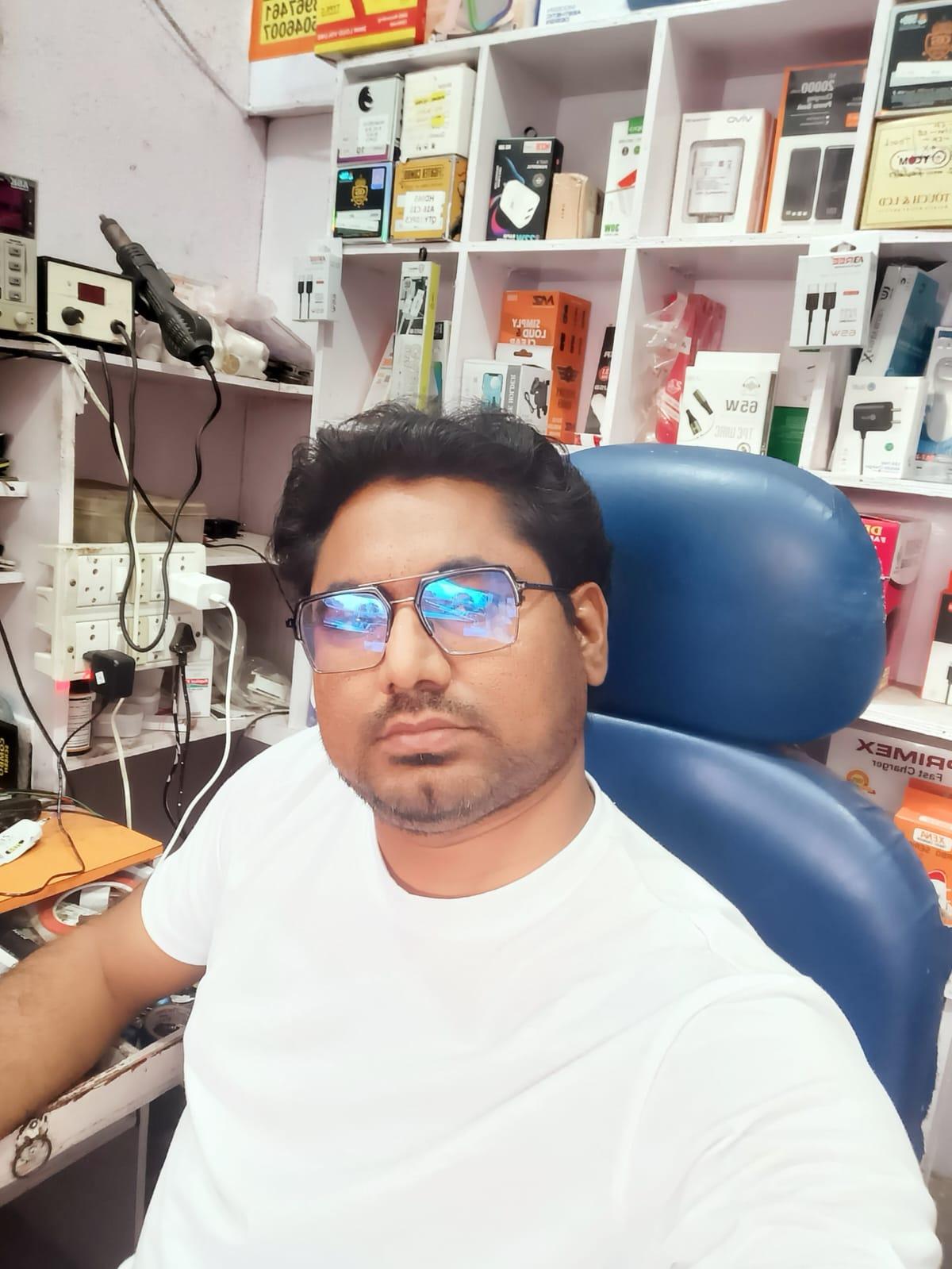 अपनी दुकान में बैठे विमलेश