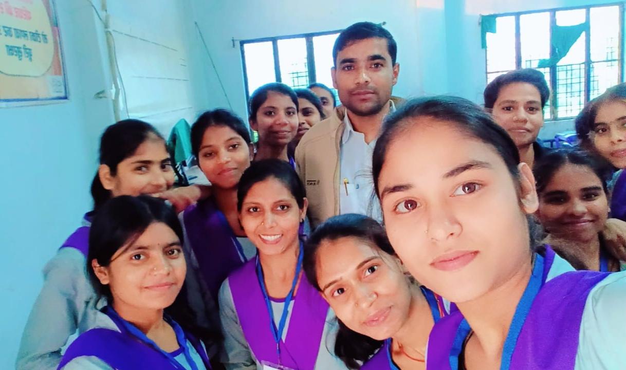 अपनी क्लास के स्टूडेंट के साथ रंजीम