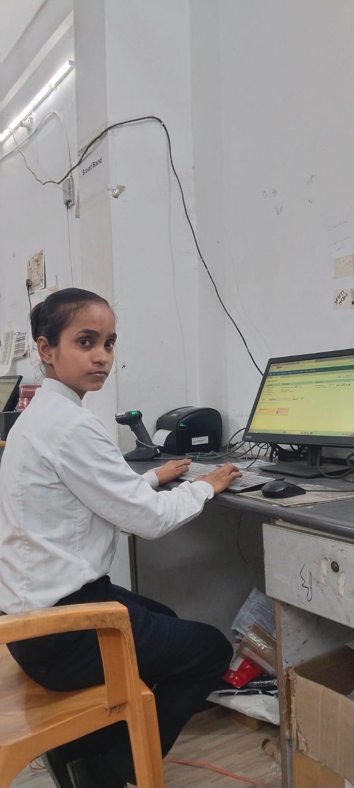 लैपटॉप पर काम कर रहीं दिव्या