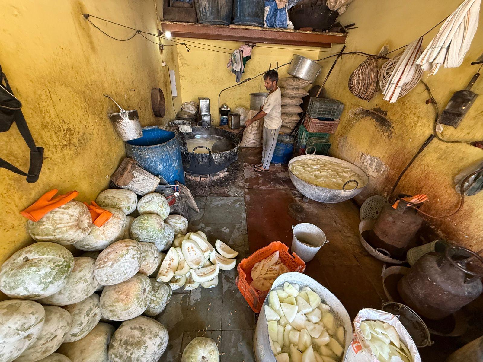 पेठा निर्माण इकाइयां LPG पर काफी हद तक निर्भर हैं