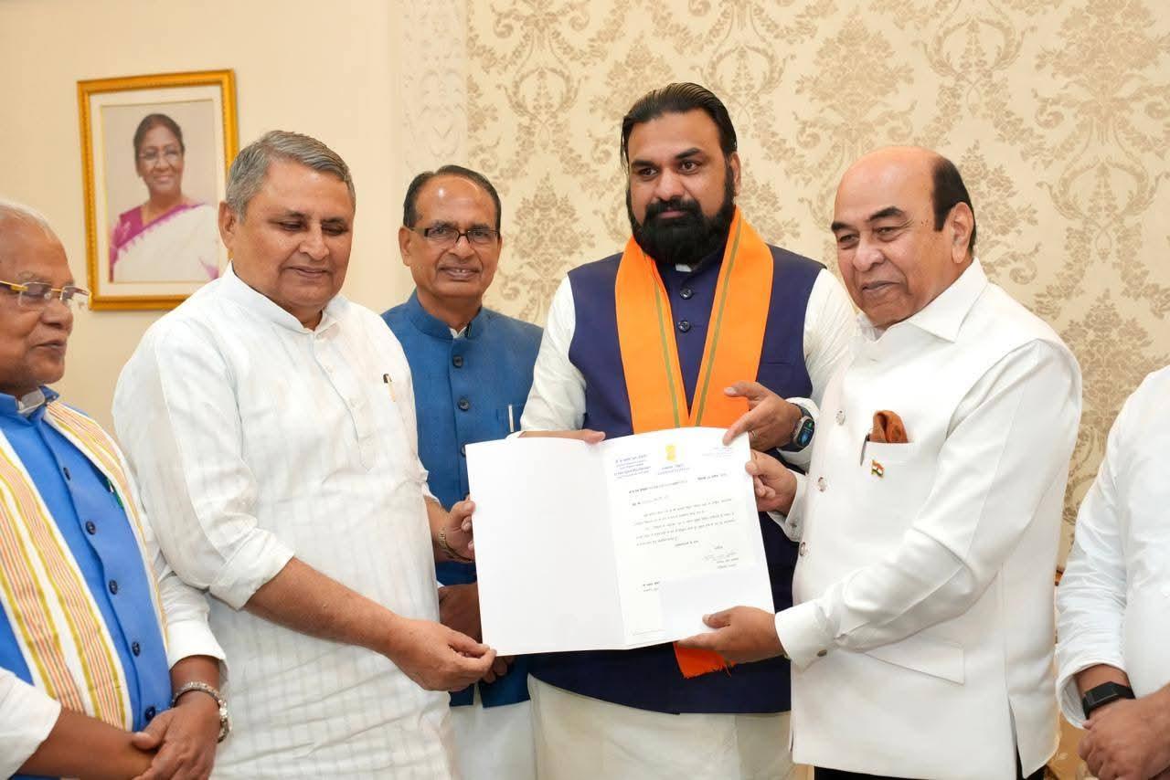 बिहार के राज्यपाल सैयद अता हसनैन से मिलकर सरकार बनाने का दावा पेश करते सम्राट चौधरी