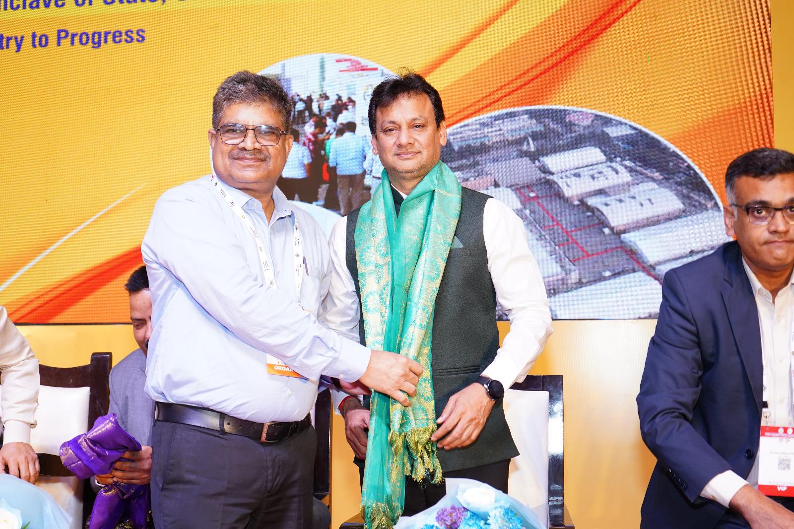 डॉक्टर मेमपाल सिंह, निदेशक उप्र पशुपालन विभाग तथा उदय सिंह बयास, प्रेसिडेंट, आईपीईएमए 