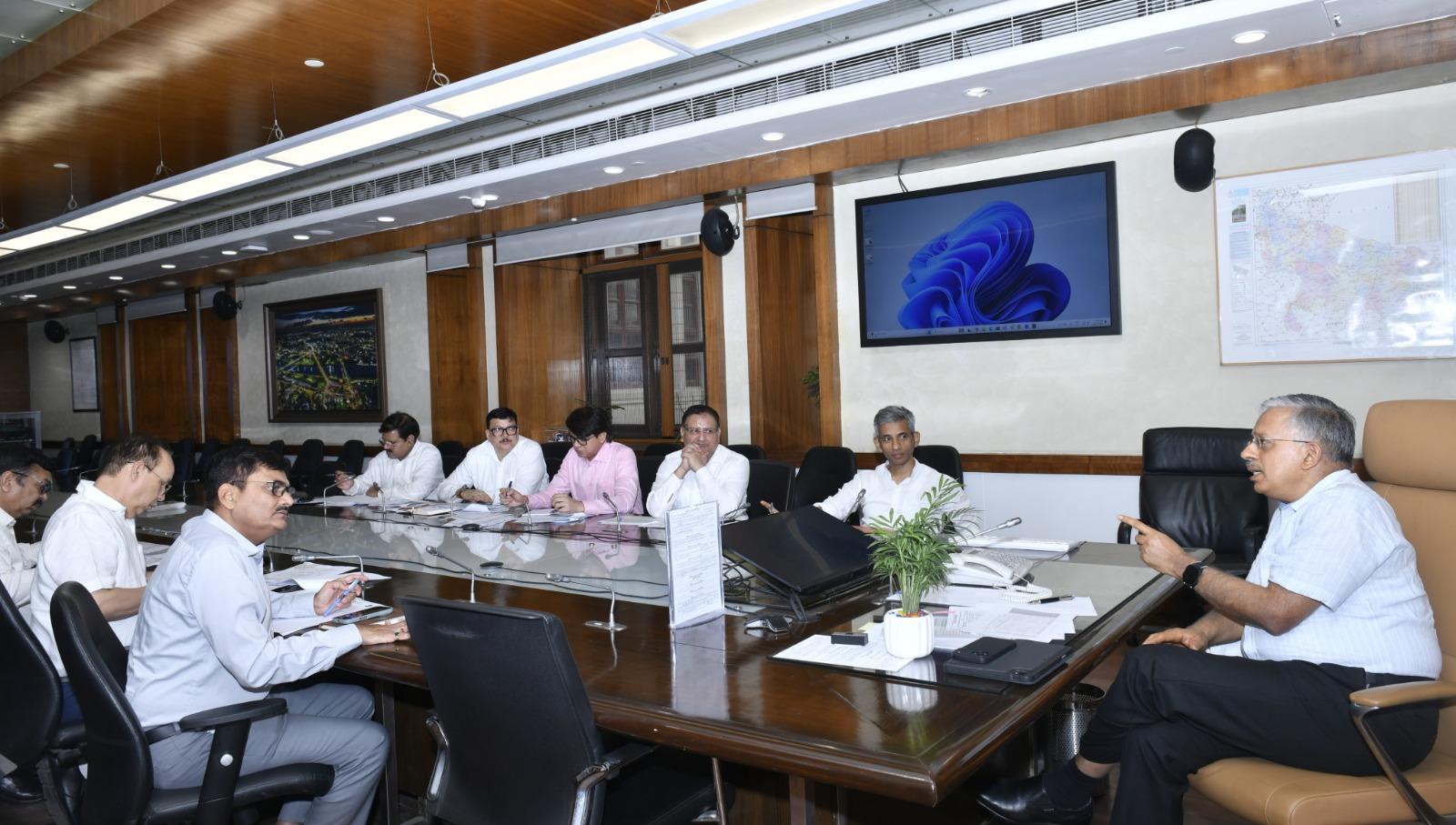 उत्तर प्रदेश के मुख्य सचिव एसपी गोयल ने की समीक्षा