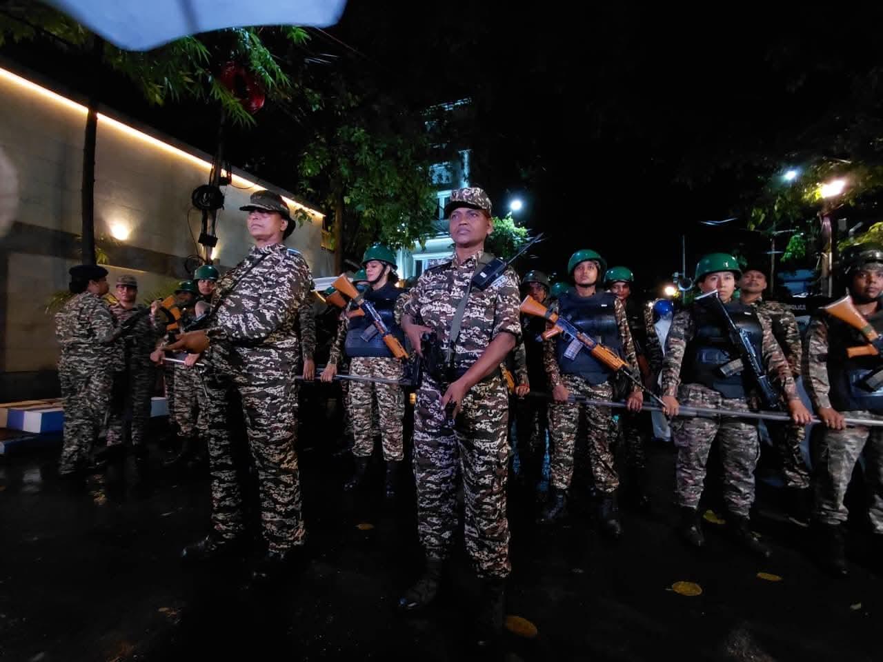 শাখাওয়াত মেমোরিয়ালের বাইরে কেন্দ্রীয় বাহিনী 