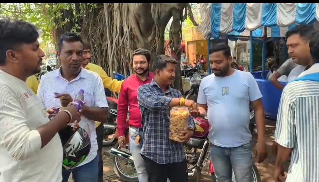 এলাকা ছাড়তে নারাজ তাঁরা।