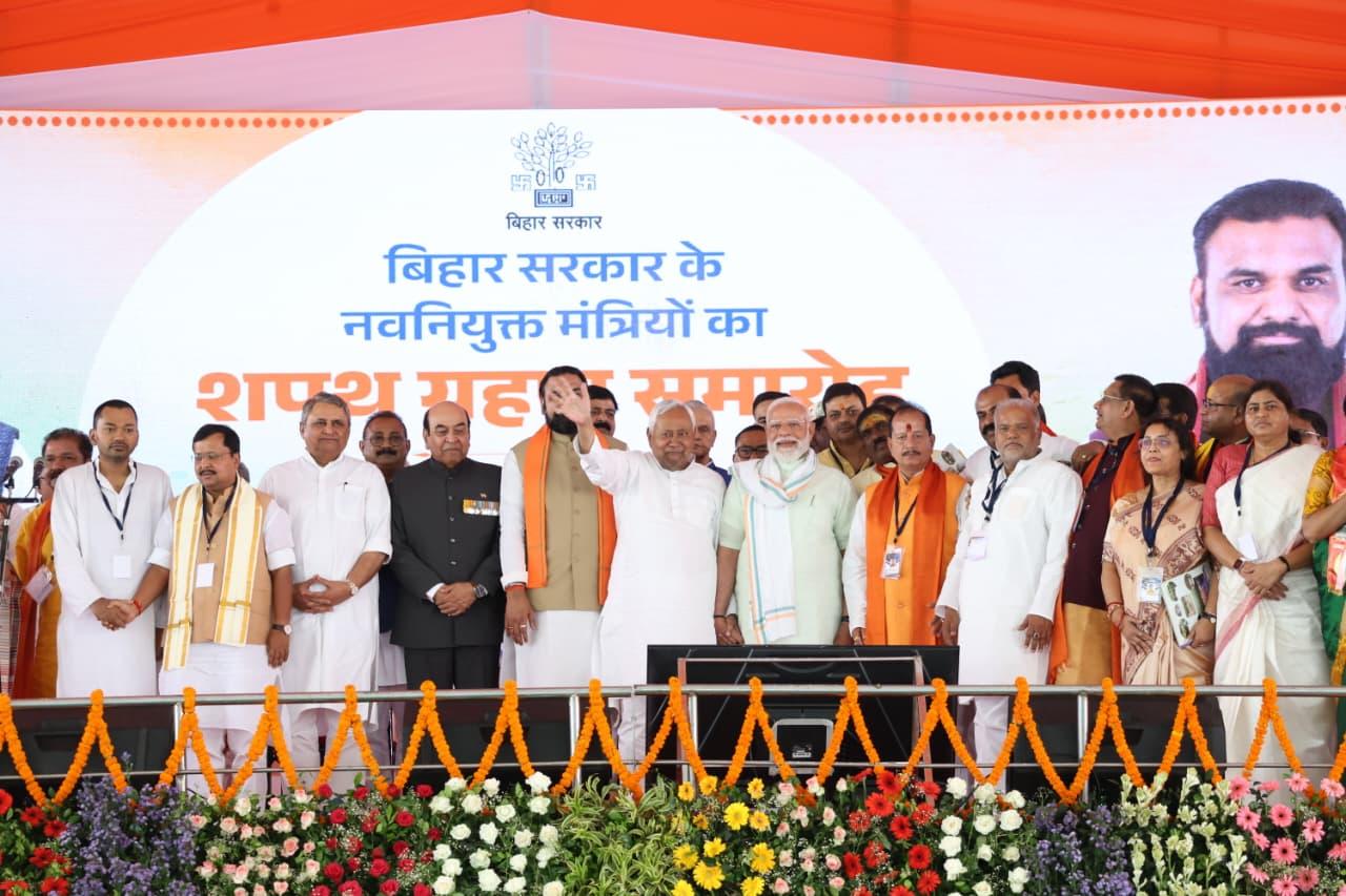 पीए मोदी और पूर्व मुख्यमंत्री नीतीश कुमार के साथ मुख्यमंत्री सम्राट चौधरी