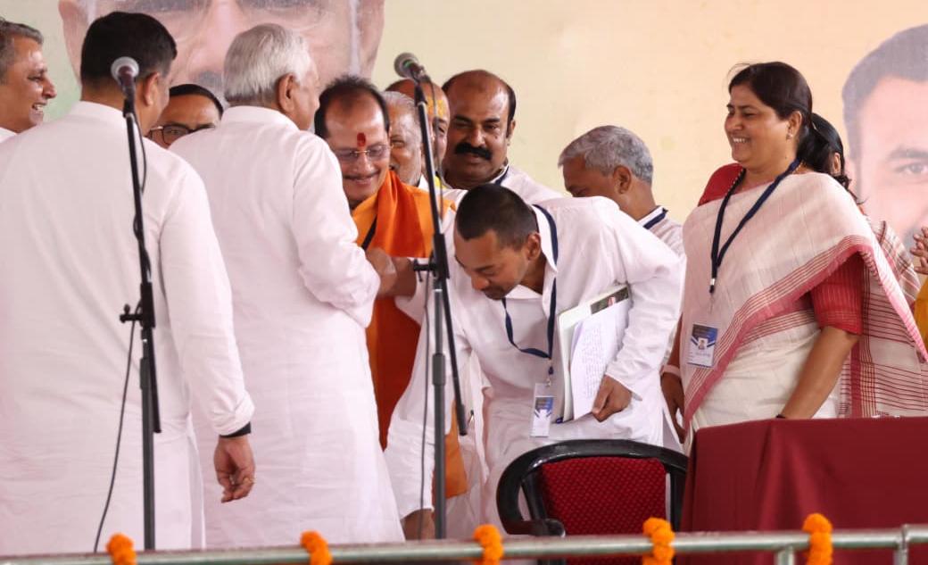 शपथ लेने के बाद निशांत अपने पिता नीतीश कुमार का आशीर्वाद लेते हुए