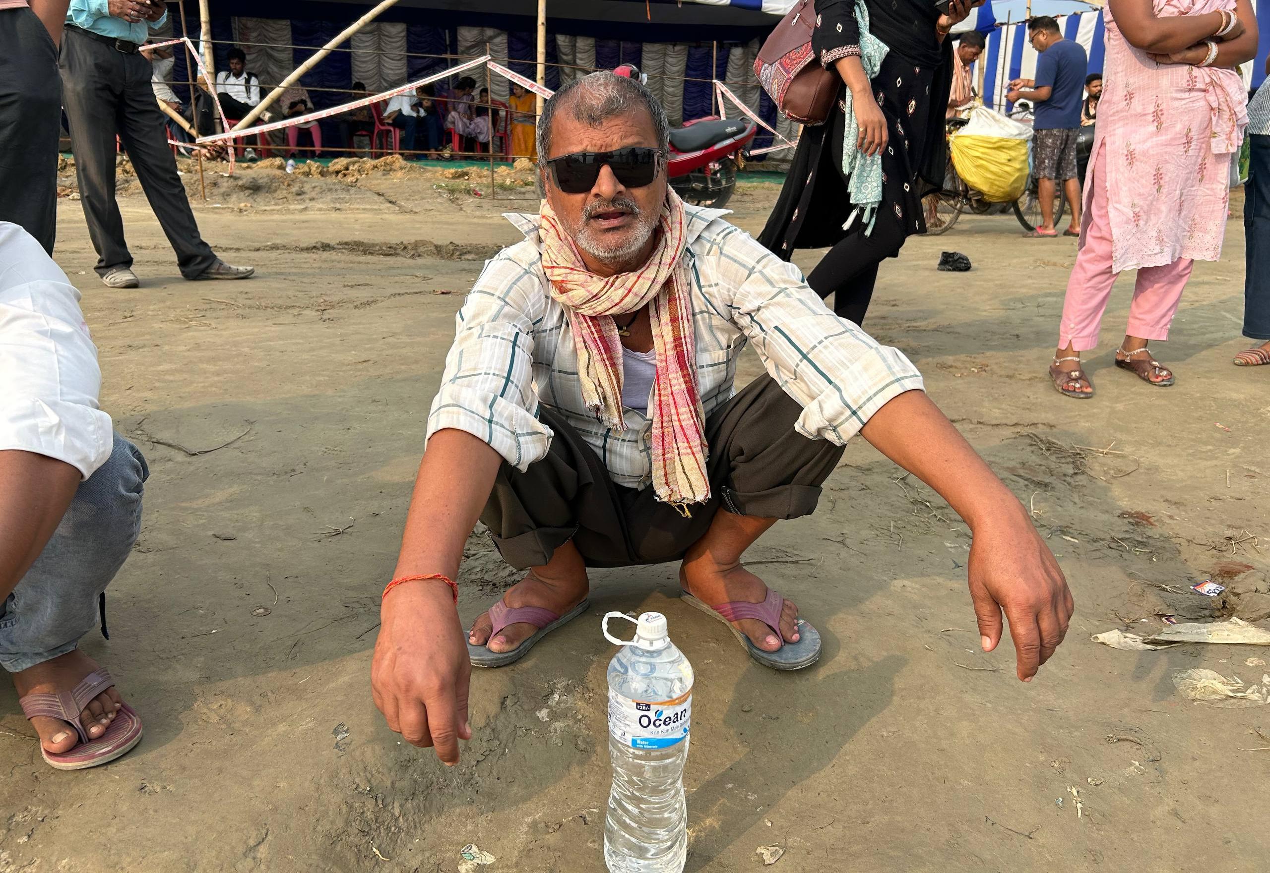 उमेश शर्मा जैसे हजारों मरीजों के लिए पुल गिरना दोहरी आफत बन गया है (फोटो : पुष्यमित्र)