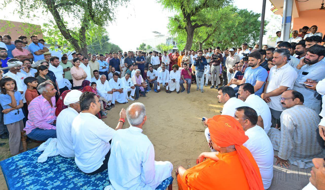 मुख्यमंत्री भजनलाल शर्मा गांव के लोगों से बातचीत करते हुए