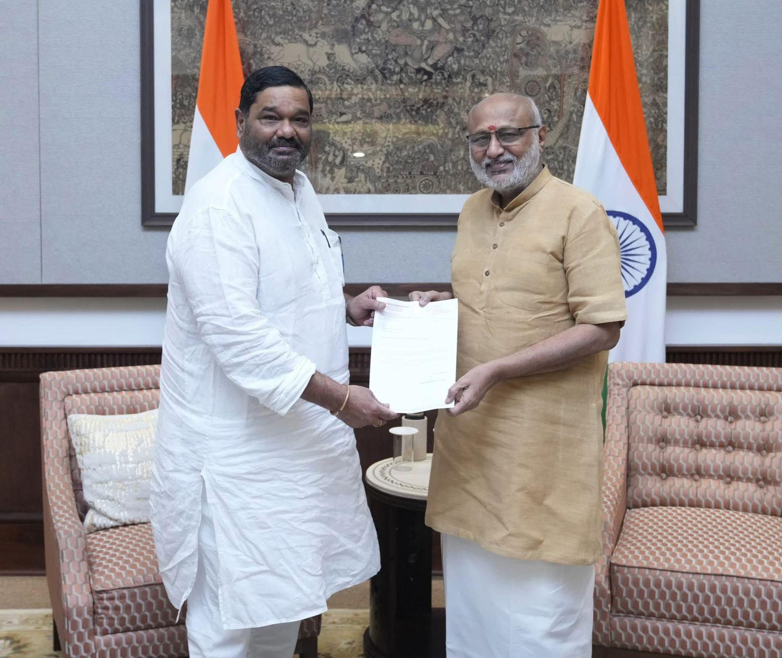 राज्यसभा के सभापति सीपी राधाकृष्णन को इस्तीफा सौंपते देबाशीष सामंतराय