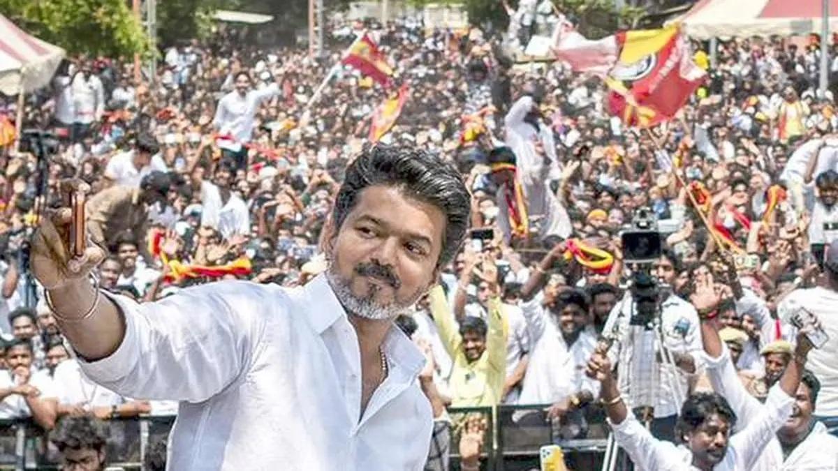 TVK पार्टी के नेता विजय 30 मार्च को विधानसभा चुनाव के लिए अपना नामांकन दाखिल करने के बाद पेरम्बूर में चुनाव प्रचार के दौरान.