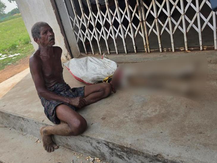 जीतू मुंडा अपनी बहन के कंकाल के साथ