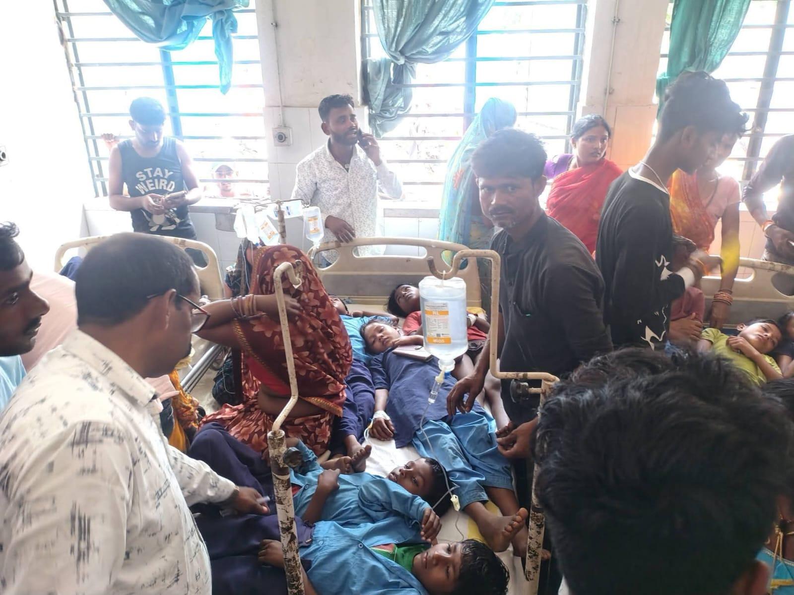 जहरीला मिड-डे मील खाने के बाद अस्पताल में भर्ती बच्चे