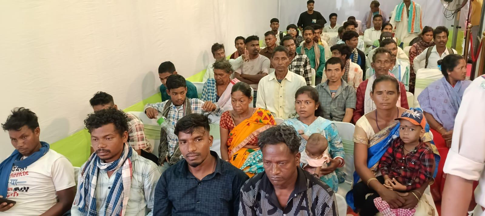 सरेंडर से जुड़े इस कार्यक्रम में माओवादियों के परिवार वालों को भी बुलाया गया था