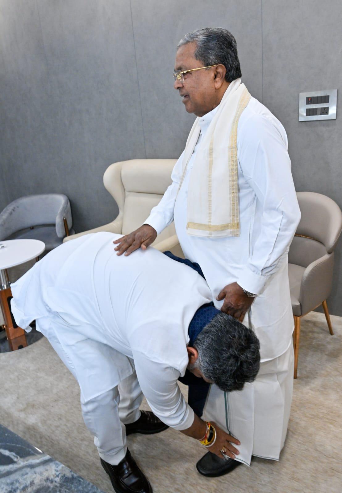 সিদ্দারামাইয়ার পা ছুঁয়ে প্রণাম করলেন শিবকুমার