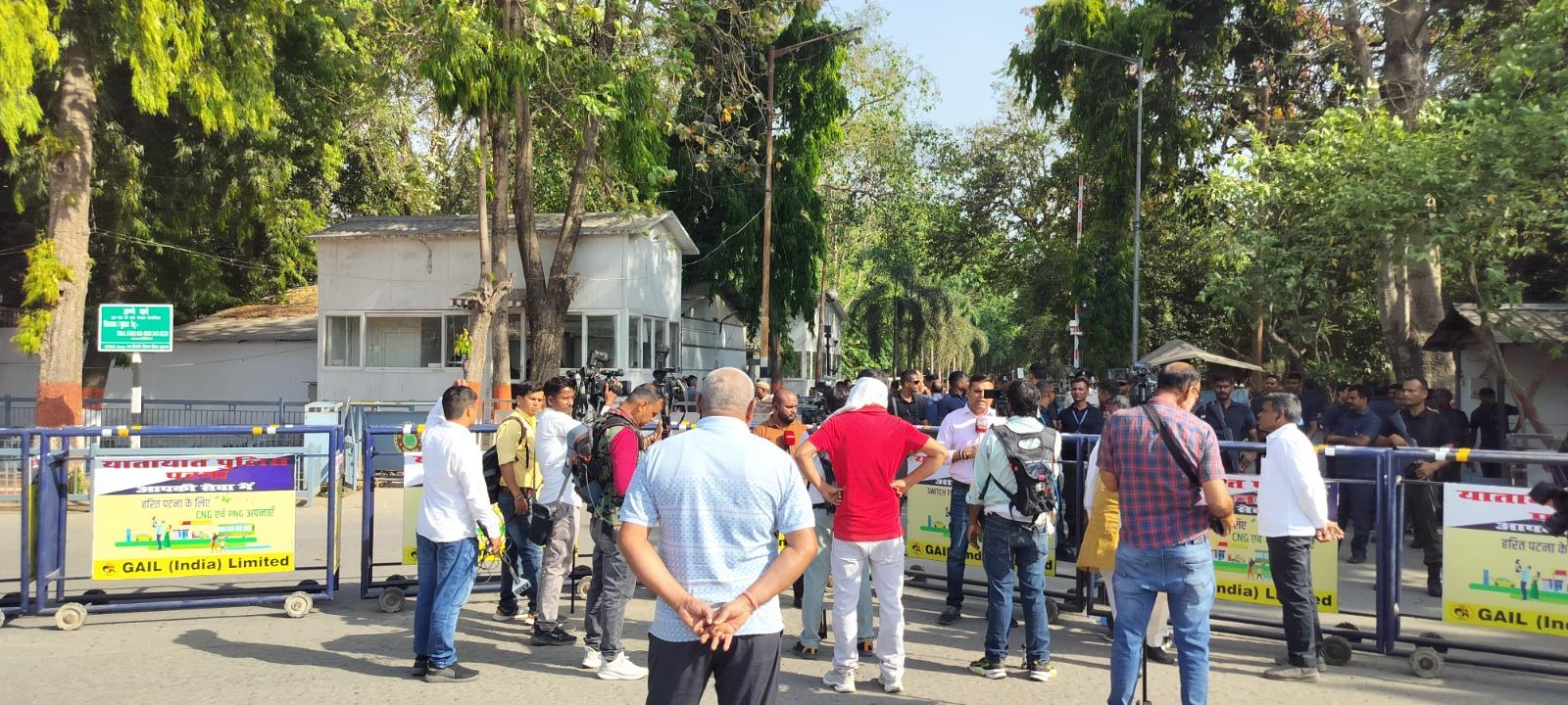 1, अणे मार्ग यानी मुख्यमंत्री आवास के सामने जमा पत्रकार