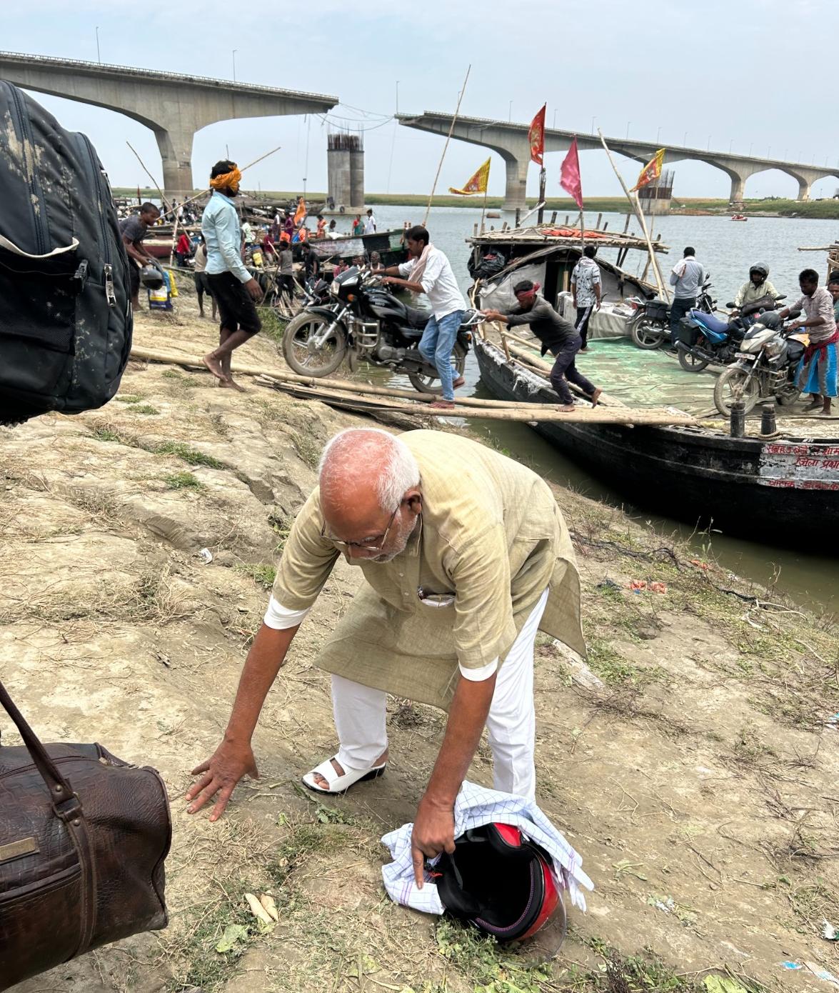 रमेश प्रसाद जैसे बुजुर्गों के लिए घाट पर उतरना-चढ़ना ही मुसीबत भरा काम है
