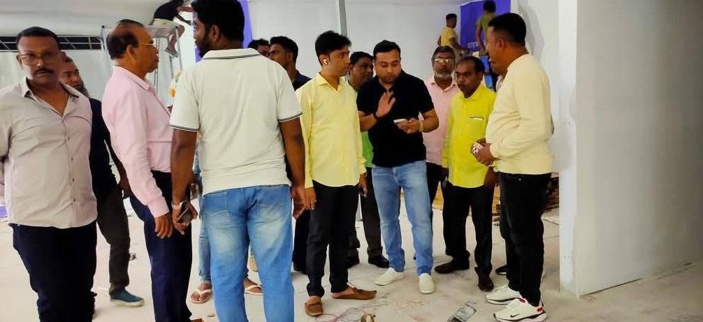 জাহাঙ্গির খানের সঙ্গে আলোচনায় ব্যস্ত সুমিত রায়