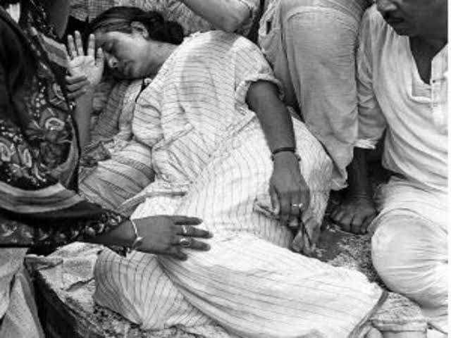 ১৯৯৩ সালে ২১ জুলাইয়ে রাইটার্সের সামনে তত্কালীন কংগ্রেস যুবনেত্রী মমতা বন্দ্যোপাধ্যায়