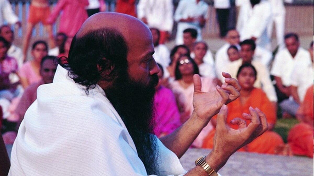 प्रवचन देते ओशो