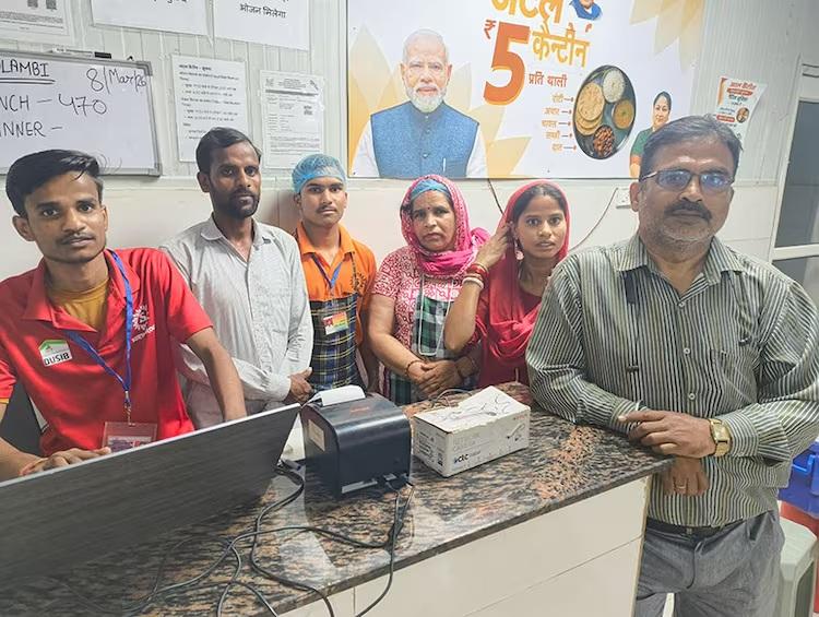 अटल कैंटीन की मेट्रो विहार ब्रांच के कर्मचारी