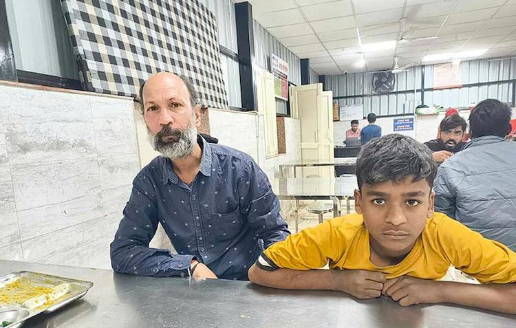 विष्णु गार्डन स्थित कैंटीन में 52 वर्षीय दर्जी यशपाल और 14 वर्षीय स्कूल ड्रॉपआउट आकाश खाना खा रहे थे