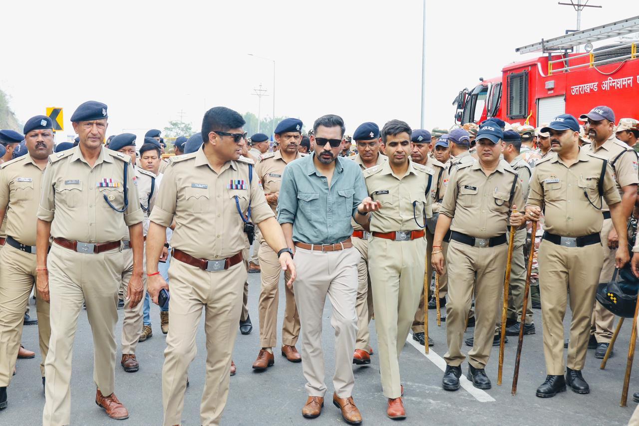 निहंगों को कंट्रोल करने के बाद सुरक्षाकर्मियों के साथ देहरादून के जिलाधिकारी आशीष चौहान