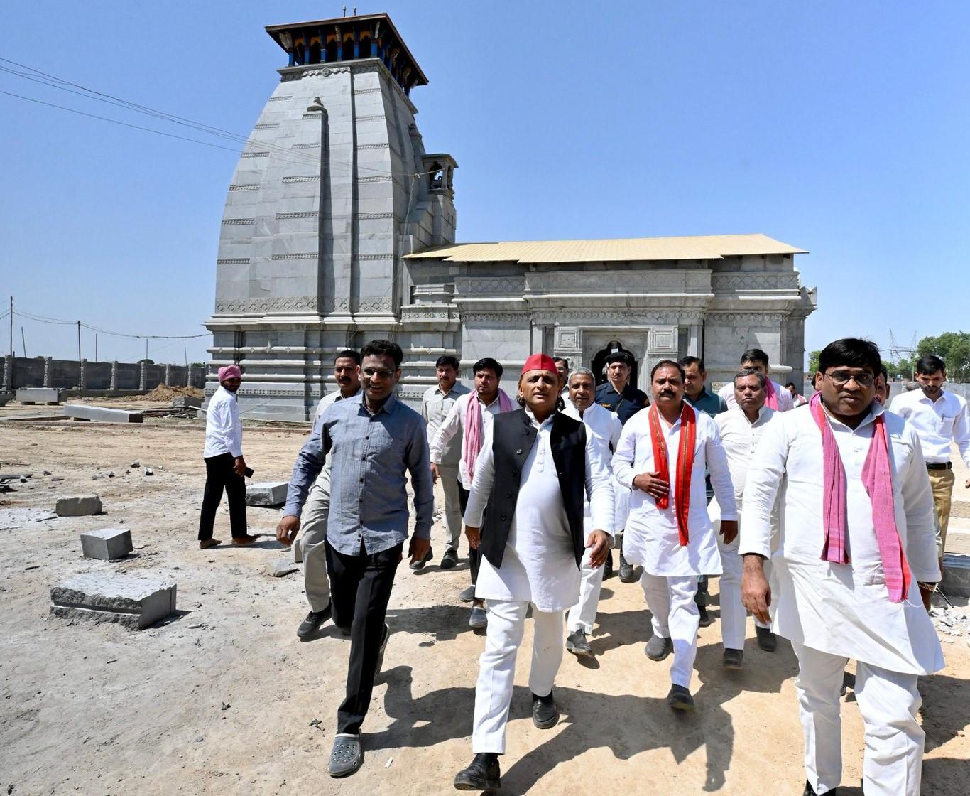 निर्माणाधीन केदारेश्वर मंदिर परिसर में अखिलेश यादव