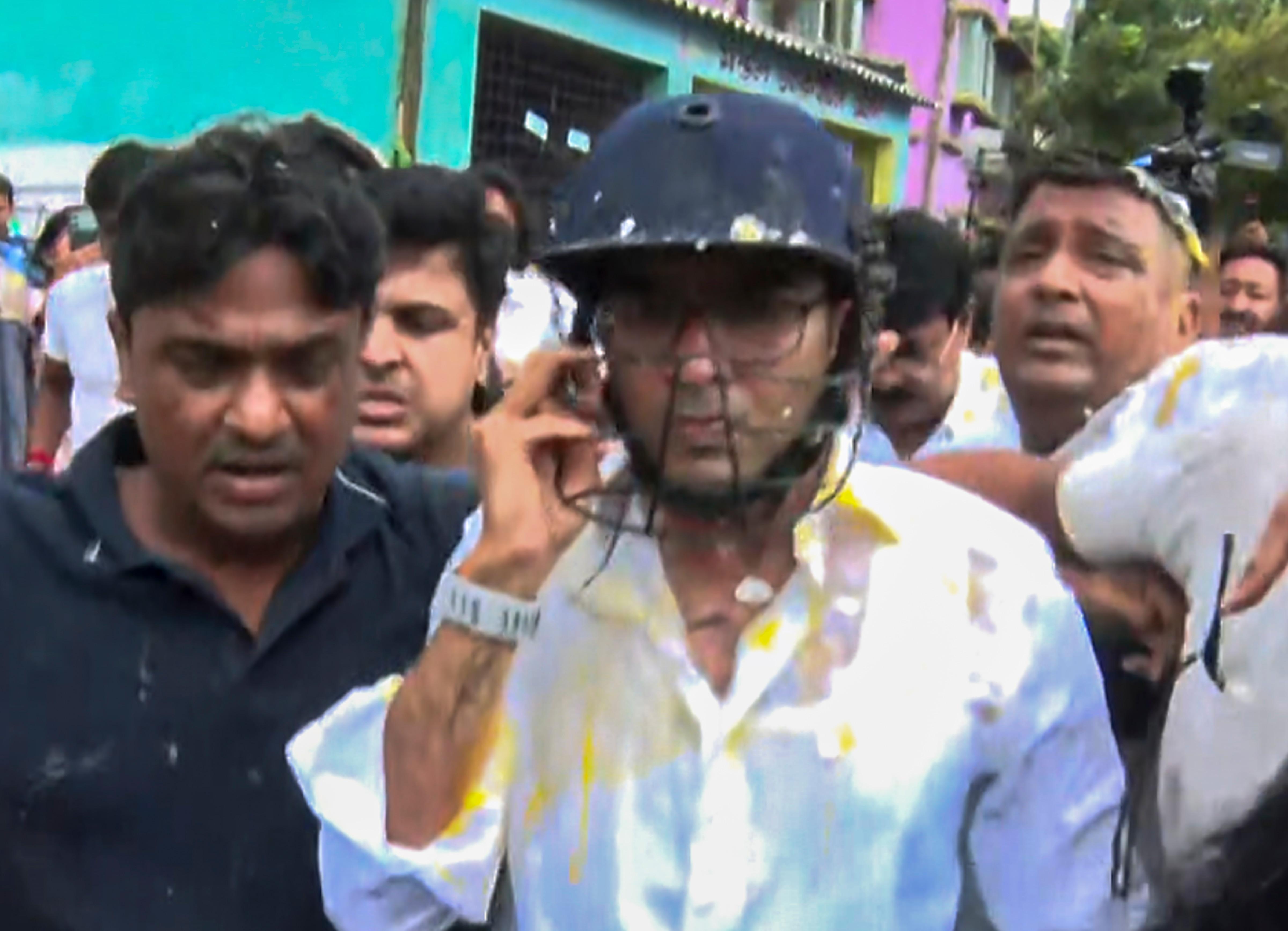 অভিষেক বন্দ্যোপাধ্যায়কে লক্ষ্য করে ডিম 