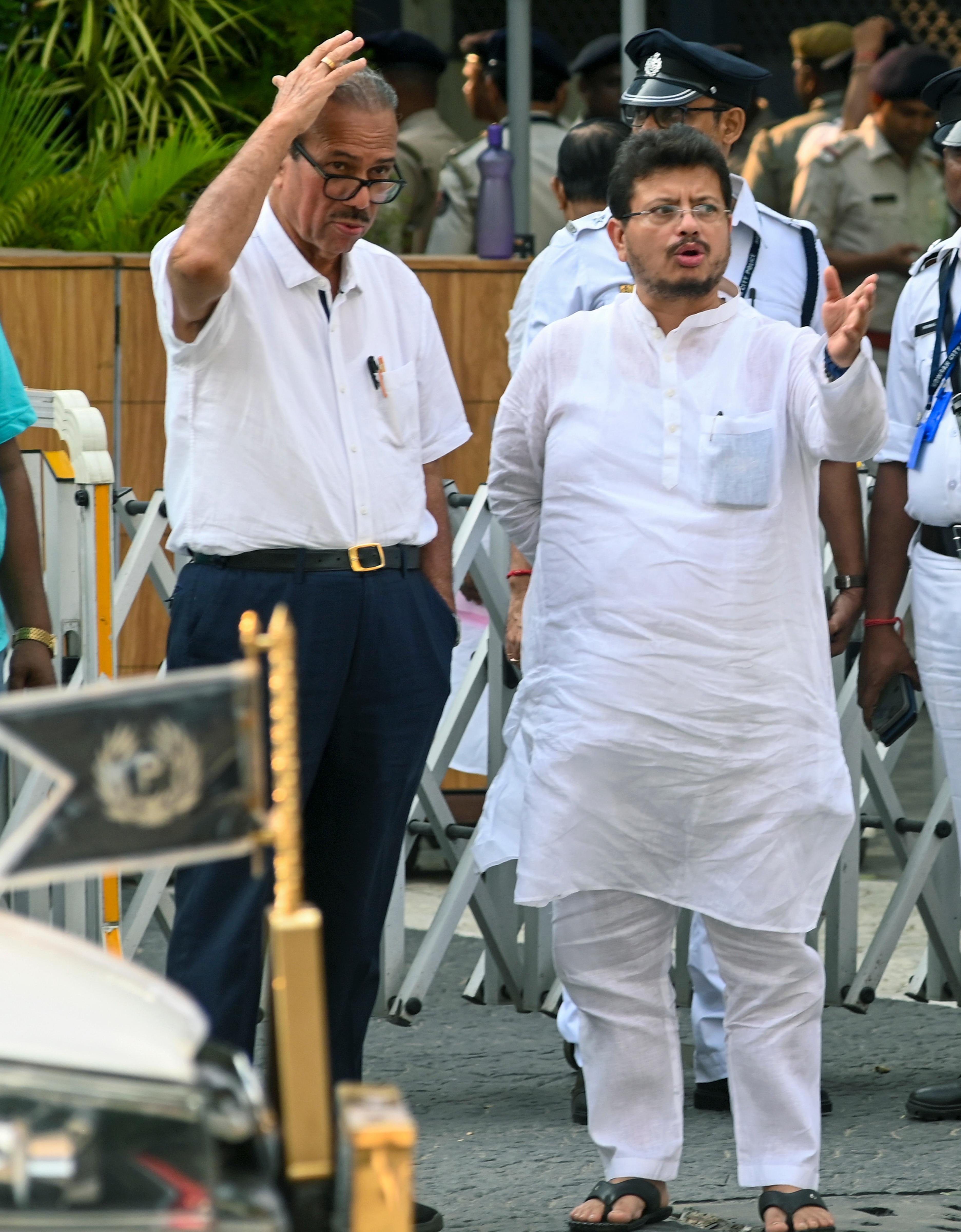 তাঁর পক্ষে ৬৫-এরও বেশি বিধায়ক আছে বলে দাবি করেছেন ঋতব্রত