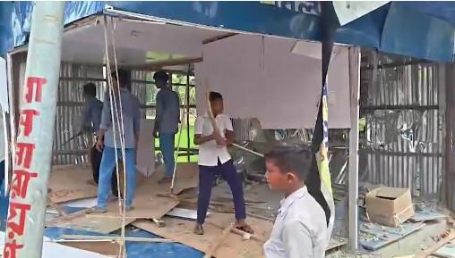 স্কুলের মাঠ ফেরাতে দোকান সব গুঁড়িয়ে দিচ্ছে ছাত্ররা - নিজস্ব চিত্র