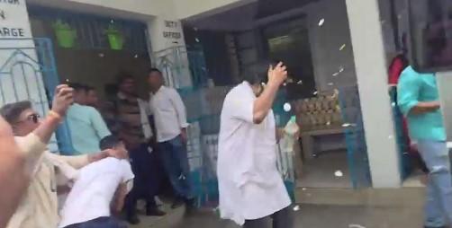 বাড়ি থেকে বেরতেই ডিম বর্ষণ