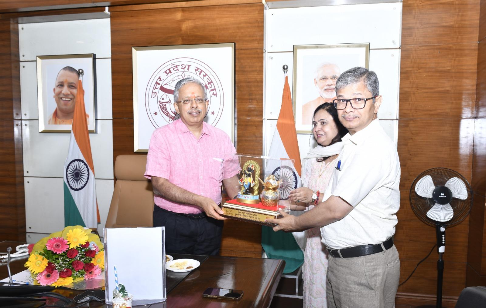 उत्तर प्रदेश के मुख्य सचिव एसपी गोयल, अपर मुख्य सचिव दुग्ध विकास मुकेश कुमार मेश्राम और दुग्ध आयुक्त धनलक्ष्मी के.