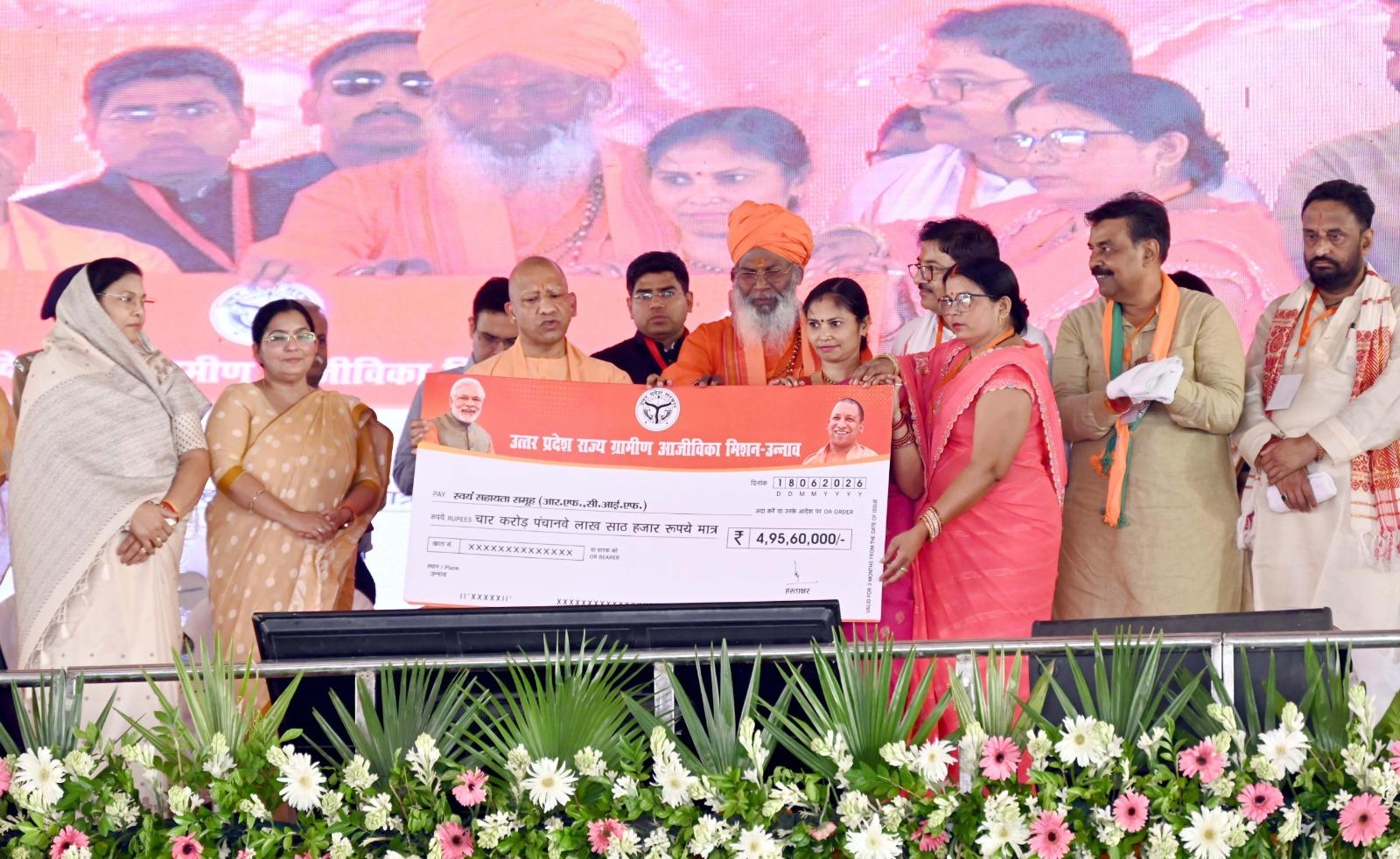 सीएम योगी ने प्राकृतिक खेती में विशिष्ट कार्य करने वाले किसानों को किया सम्मानित