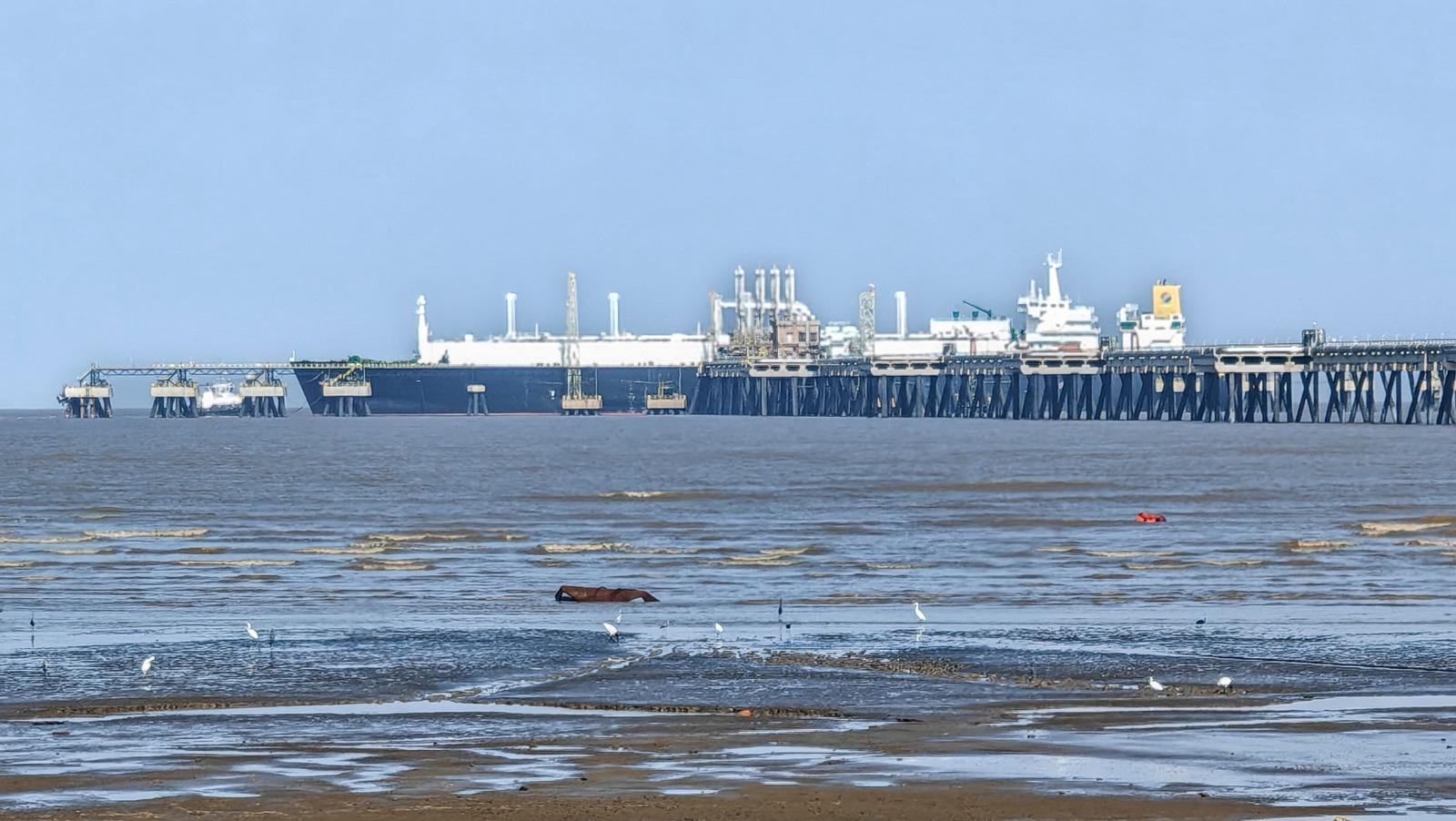 হরমুজ প্রণালীতে তেলবাহী জাহাজ
