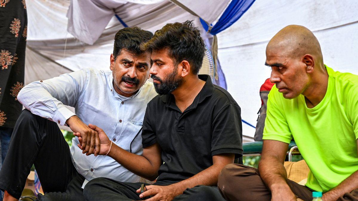 ককরোচ জনতা পার্টির প্রধান অভিজিত্‍ দিপকে -- পিটিআই