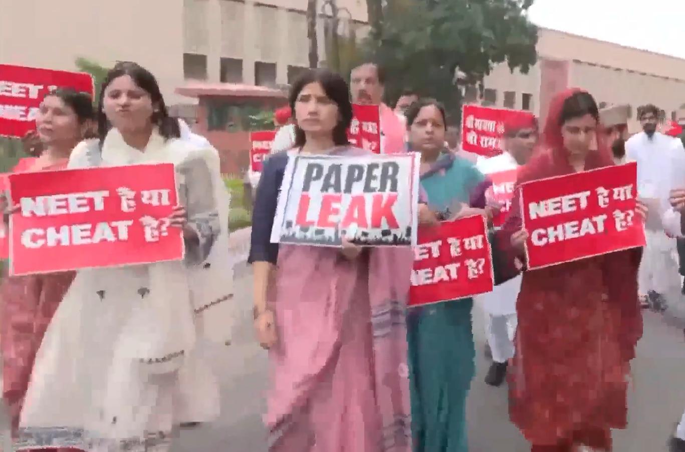 NEET पेपर लीक मामले पर संसद परिसर में सपा सांसदों के मार्च की अगुवाई करतीं डिंपल यादव